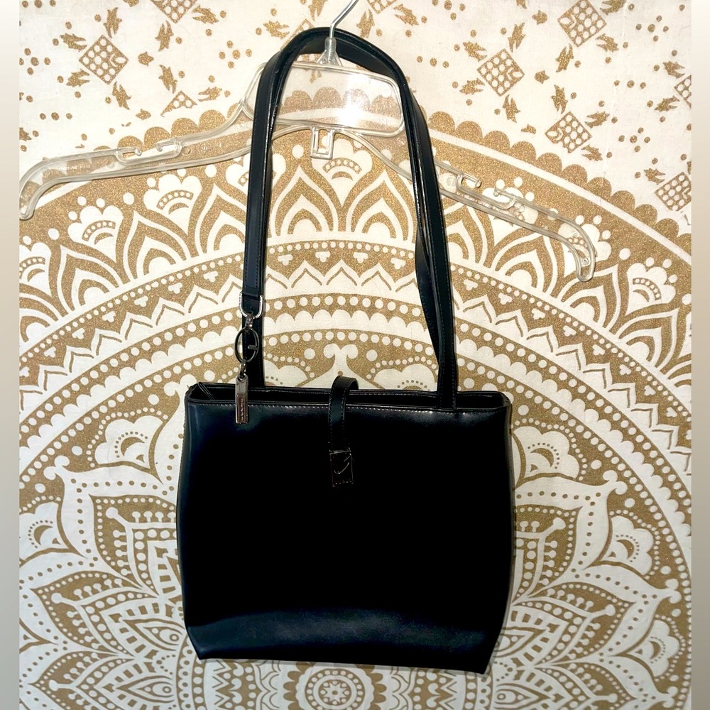 NWOT “GUESS” BLACK PURSE IN EXCELLENT CONDITION.  TAGS REMOVED BUT NEVER USED.